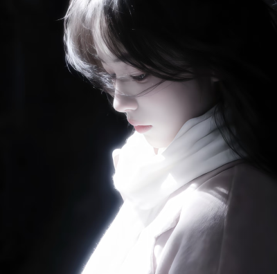 “我曾捡到一束光，日落时还给了太阳，我知道那不是我的太阳，但有一刻，太阳确实照在了我身上。
那是一束温暖的光芒，瞬间驱散了我内心的阴霾，给予了我前行的勇气和希望。”
当然，你早已不再是我的太阳，但那些美…