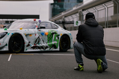 YIBO-OFFICIAL：
#YIBO MOMENT#
「练（拍）车日DAY 2」
85号赛车手的车内随拍
&
摄影师小王的工作抓拍@UNIQ-王一博 ​​​