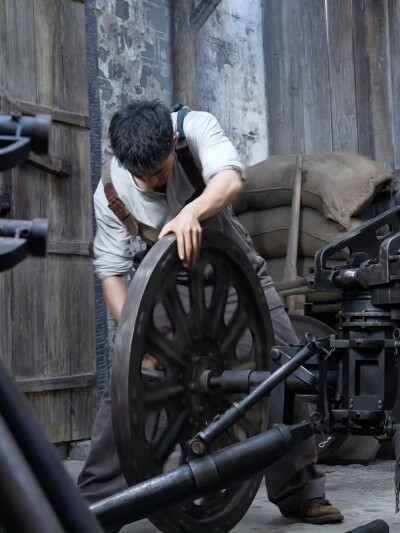 光影之间，希望永存。莫得闲@肖战 #电影得闲谨制# 片场日常放送