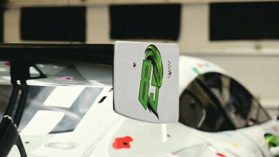 #王一博[超话]# · #王一博赛车新涂装是攀岩墙#
「练车日 」
新赛程，新皮肤[打call]
抓紧手点，出发咯！@UNIQ-王一博
祝大家冬至快乐～[羞嗒嗒][羞嗒嗒] ​​​