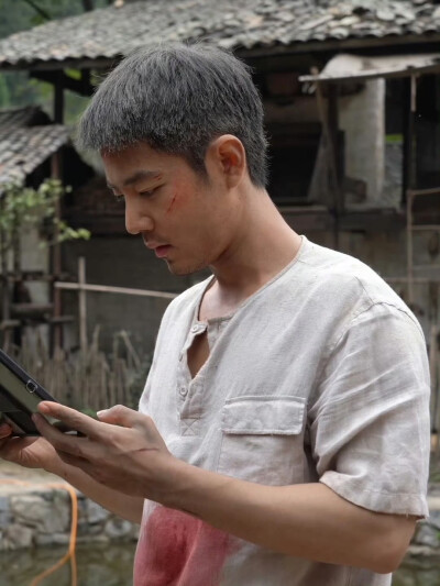 光影之间，希望永存。莫得闲@肖战 #电影得闲谨制# 片场日常放送