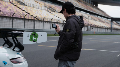 YIBO-OFFICIAL：
#YIBO MOMENT#
「练（拍）车日DAY 2」
85号赛车手的车内随拍
&
摄影师小王的工作抓拍@UNIQ-王一博 ​​​