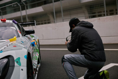 #王一博[超话]# · #YIBO MOMENT#
「练（拍）车日 」
85号赛车手的车内随拍[哇]
&
摄影师小王的工作抓拍[嘘]@UNIQ-王一博 ​​​