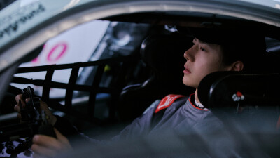 YIBO-OFFICIAL：
#YIBO MOMENT#
「练（拍）车日DAY 2」
85号赛车手的车内随拍
&
摄影师小王的工作抓拍@UNIQ-王一博 ​​​