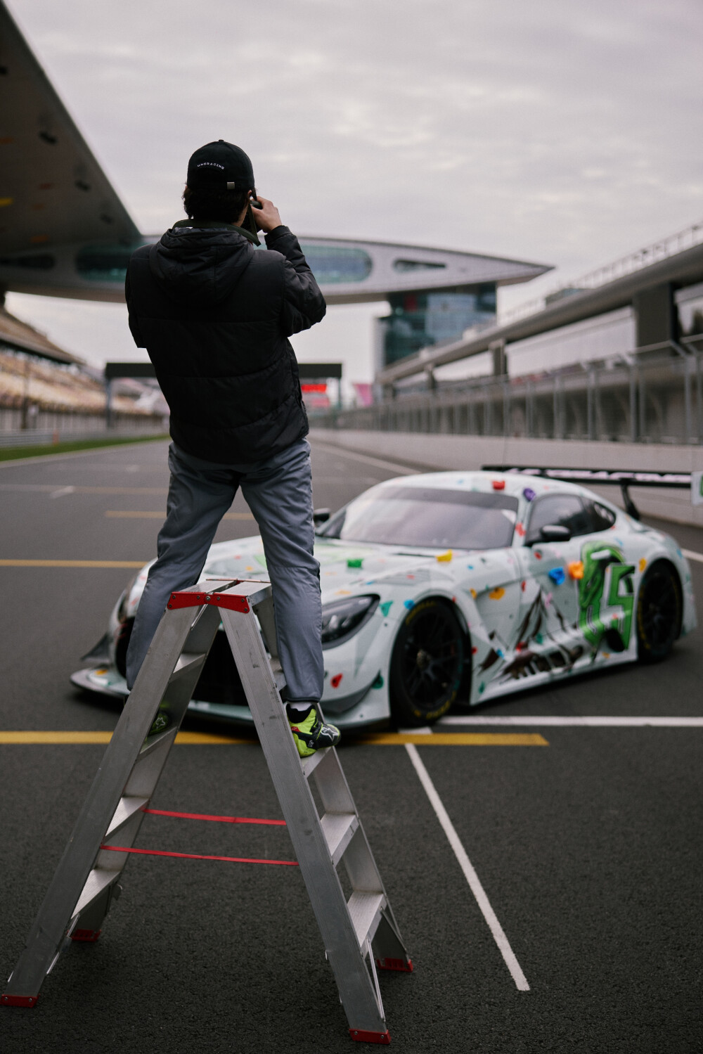 YIBO-OFFICIAL：
#YIBO MOMENT#
「练（拍）车日DAY 2」
85号赛车手的车内随拍
&
摄影师小王的工作抓拍@UNIQ-王一博 ​​​