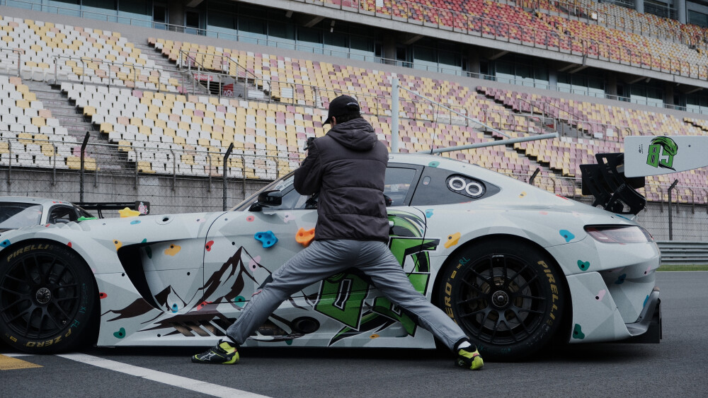 YIBO-OFFICIAL：
#YIBO MOMENT#
「练（拍）车日DAY 2」
85号赛车手的车内随拍
&
摄影师小王的工作抓拍@UNIQ-王一博 ​​​