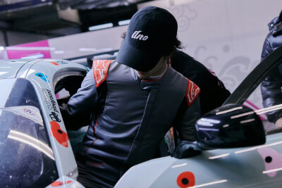 #王一博[超话]# · #王一博赛车新涂装是攀岩墙#
「练车日 」
新赛程，新皮肤[打call]
抓紧手点，出发咯！@UNIQ-王一博
祝大家冬至快乐～[羞嗒嗒][羞嗒嗒] ​​​