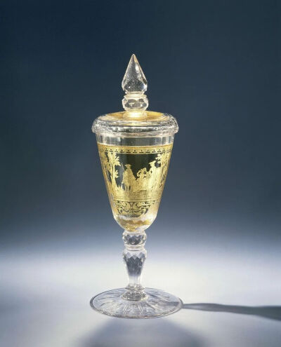 ▲ 波西米亚夹金玻璃盖杯《狩猎主题》（十八世纪中期）现藏于荷兰国家博物馆