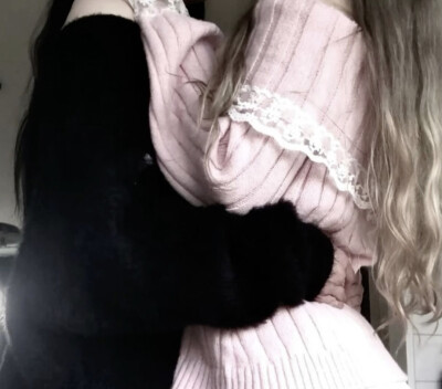 她对此感到厌烦