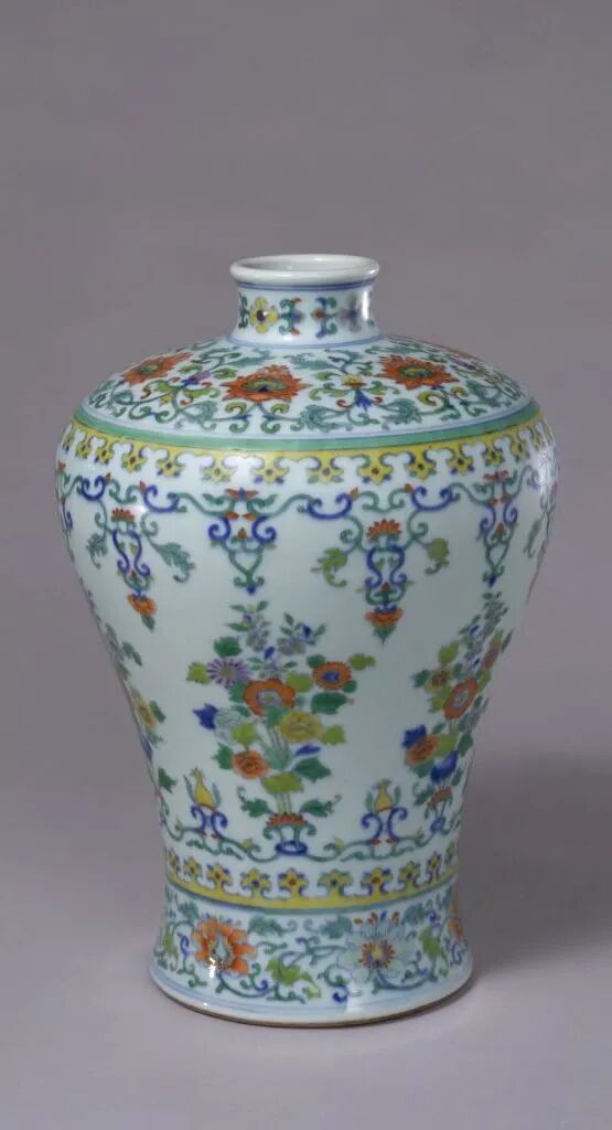 ▲清雍正 斗彩缠枝花纹梅瓶 故宫博物院藏