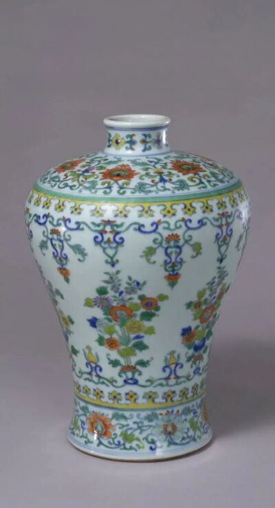 ▲清雍正 斗彩缠枝花纹梅瓶 故宫博物院藏