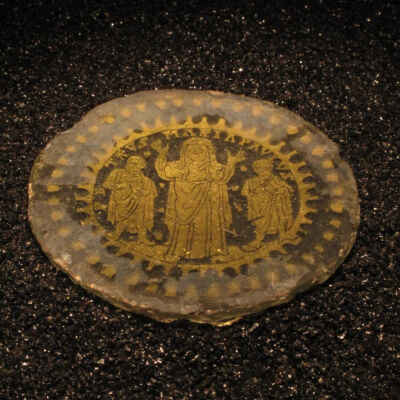 ▲ 古罗马夹金玻璃碗底《圣彼得、圣母马利亚和圣保罗》（约公元四世纪）现藏于斯图加特符腾堡州立博物馆