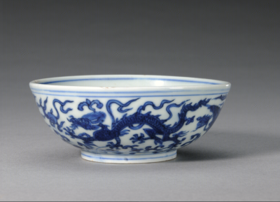 ▲明万历 万历款青花龙凤纹碗 故宫博物院藏