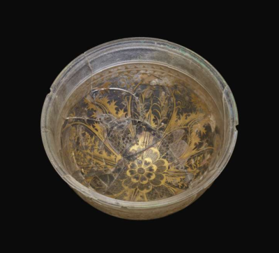 ▲ 希腊化时期夹金花卉玻璃碗（约公元前三世纪）产于埃及亚历山大城直径24.75厘米现藏于伦敦大英博物馆
