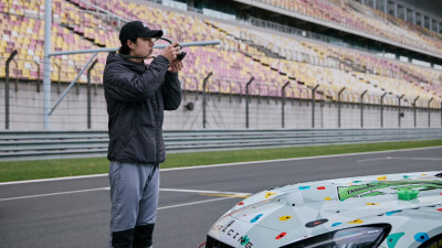 #王一博[超话]# · #YIBO MOMENT#
「练（拍）车日 」
85号赛车手的车内随拍[哇]
&
摄影师小王的工作抓拍[嘘]@UNIQ-王一博 ​​​