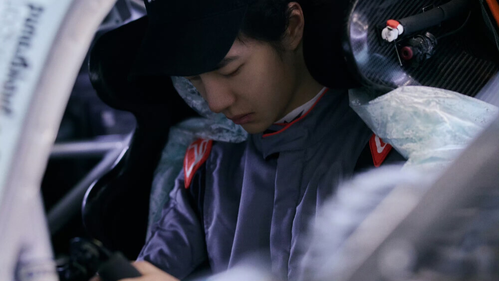 #王一博[超话]# · #YIBO MOMENT#
「练（拍）车日 」
85号赛车手的车内随拍[哇]
&
摄影师小王的工作抓拍[嘘]@UNIQ-王一博 ​​​