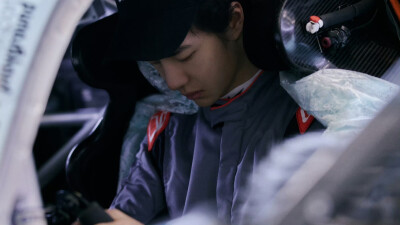 #王一博[超话]# · #YIBO MOMENT#
「练（拍）车日 」
85号赛车手的车内随拍[哇]
&
摄影师小王的工作抓拍[嘘]@UNIQ-王一博 ​​​