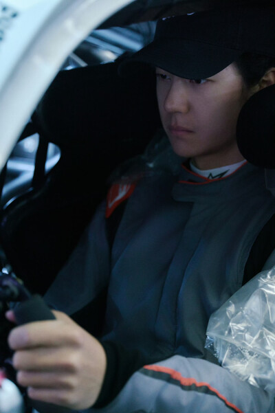 #王一博[超话]# · #YIBO MOMENT#
「练（拍）车日 」
85号赛车手的车内随拍[哇]
&
摄影师小王的工作抓拍[嘘]@UNIQ-王一博 ​​​