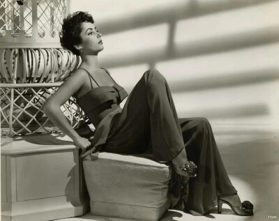 伊丽莎白·泰勒在1953年电影《玉女云裳》幕后服装造型图 