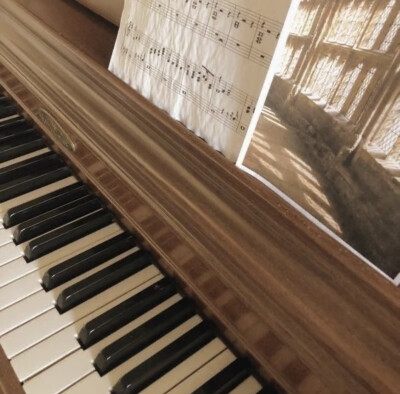 我崇尚流浪，变化，幻想，不愿将我的爱钉在地球某处