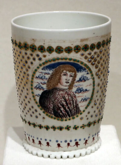 ▲ 穆拉诺奶玻璃婚礼杯（1490）10.2 x 7.4 cm现藏于克利夫兰艺术博物馆