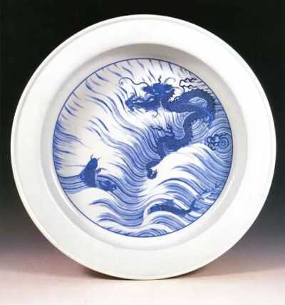 ▲清康熙 青花鱼变龙纹洗 南京博物院藏