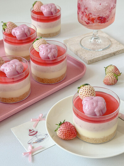 草莓慕斯甜品