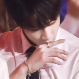 她一定比我成熟