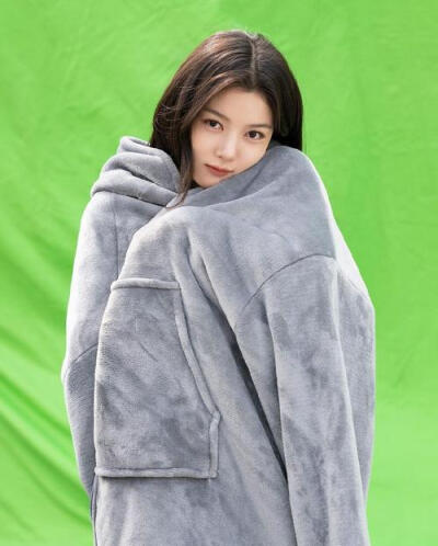 这种姿势 和萌萌的脸