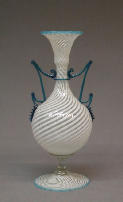 ▲ 穆拉诺花丝花瓶（1860）高18.4厘米现藏于纽约大都会艺术博物馆