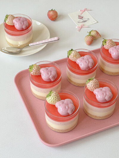 草莓慕斯甜品