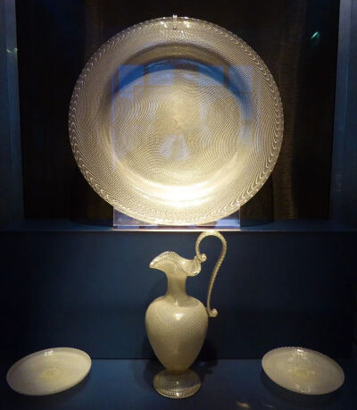 ▲ 穆拉诺花丝网纹玻璃艺术品（约1600）现藏于德累斯顿绿穹珍宝馆