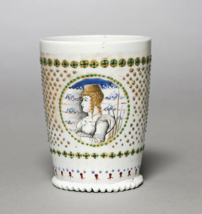 ▲ 穆拉诺奶玻璃婚礼杯（1475）10.2 x 7.4 cm现藏于克利夫兰艺术博物馆