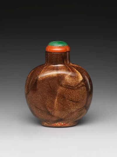 ▲ 清砂金玻璃鼻烟壶（十九世纪）现藏于纽约大都会艺术博物馆