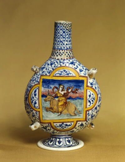 ▲ 穆拉诺奶玻璃扁瓶（1525年）现藏于巴尔的摩沃尔特斯美术馆