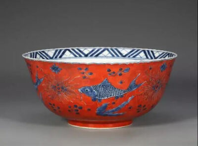 ▲清康熙 矾红地青花鱼藻纹碗 观复博物馆藏