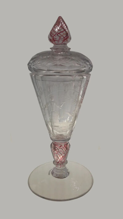 ▲ 波希米亚“吾辈何为”盖杯（约1715）现藏于华沙国家博物馆