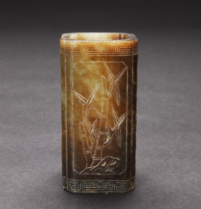 ▲清 青玉开光梅兰竹菊纹委角笔筒之竹面 故宫博物院藏