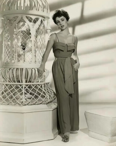 伊丽莎白·泰勒在1953年电影《玉女云裳》幕后服装造型图 