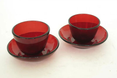 ▲ 金红宝石茶盏和盏托（17世纪）约翰·昆克尔 作现藏于柏林市立博物馆