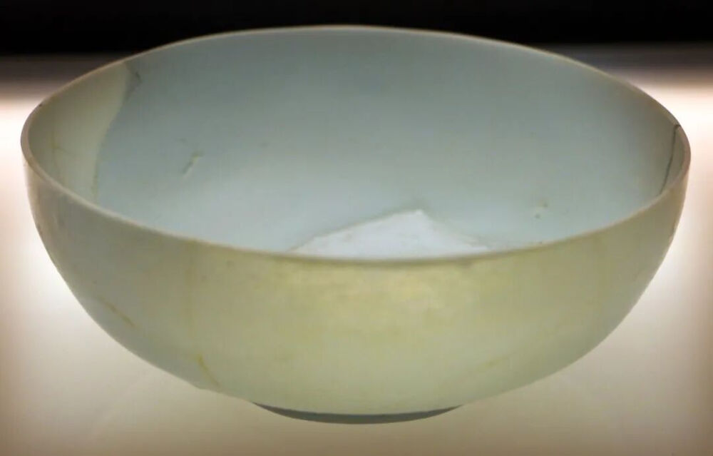 ▲ 穆拉诺奶玻璃碗 （1475-1525年）现藏于穆拉诺玻璃博物馆