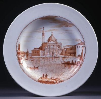 ▲ 穆拉诺奶玻璃威尼斯风景盘（1741）现藏于大英博物馆