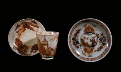 ▲ 穆拉诺奶玻璃杯碟（18世纪中期）现藏于纽约大都会艺术博物馆