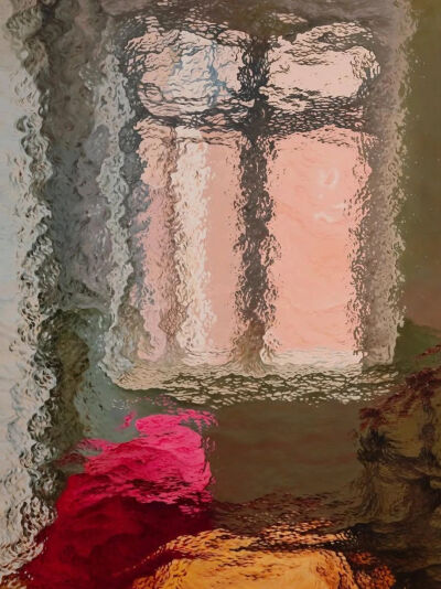 迪亚戈·埃尔南德斯是一位1970年代出生的古巴艺术家，他的画作通过起伏的线条、有节奏的笔触和动态构图，唤起了朦胧的视觉动感，使画布显得犹如雨天场景中，栩栩如生。