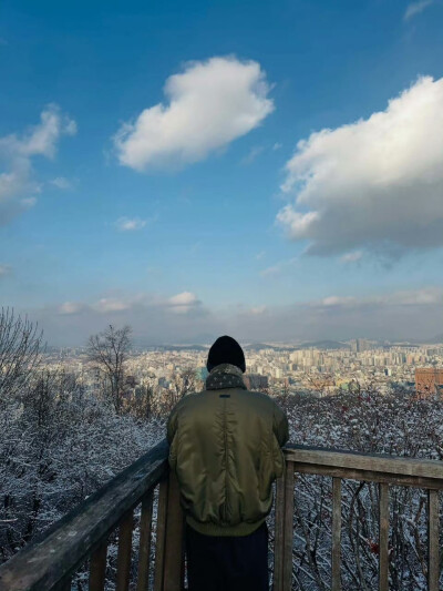 251216
金南俊更新ins