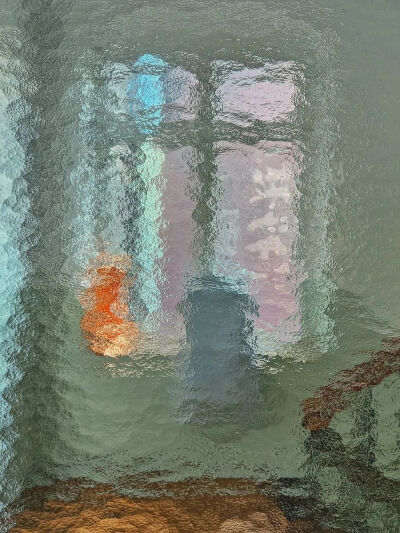 迪亚戈·埃尔南德斯是一位1970年代出生的古巴艺术家，他的画作通过起伏的线条、有节奏的笔触和动态构图，唤起了朦胧的视觉动感，使画布显得犹如雨天场景中，栩栩如生。