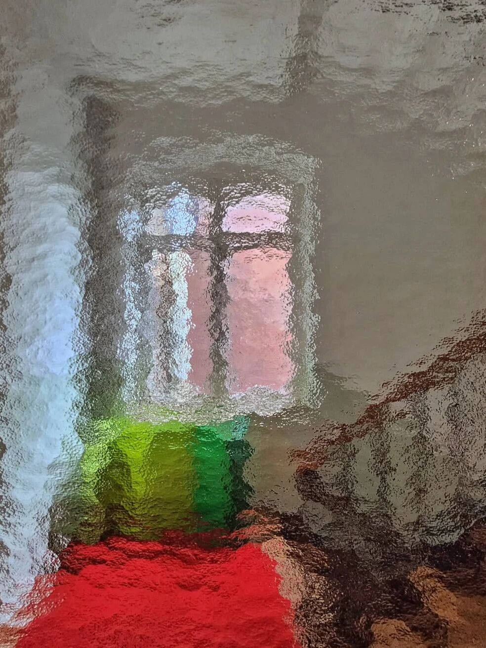 迪亚戈·埃尔南德斯是一位1970年代出生的古巴艺术家，他的画作通过起伏的线条、有节奏的笔触和动态构图，唤起了朦胧的视觉动感，使画布显得犹如雨天场景中，栩栩如生。