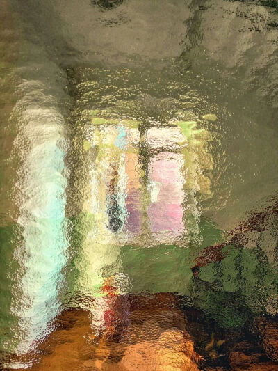 迪亚戈·埃尔南德斯是一位1970年代出生的古巴艺术家，他的画作通过起伏的线条、有节奏的笔触和动态构图，唤起了朦胧的视觉动感，使画布显得犹如雨天场景中，栩栩如生。