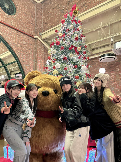 伊达小百合、青山渚、薮岛朱音、大熊
和奏、结那一起过圣诞节