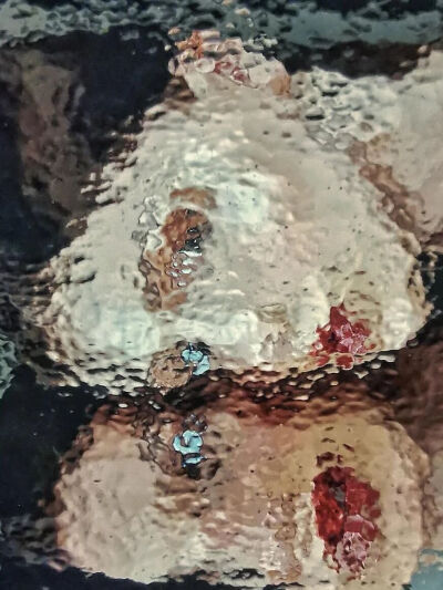 迪亚戈·埃尔南德斯是一位1970年代出生的古巴艺术家，他的画作通过起伏的线条、有节奏的笔触和动态构图，唤起了朦胧的视觉动感，使画布显得犹如雨天场景中，栩栩如生。